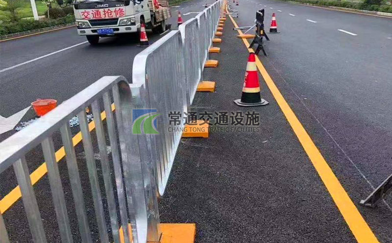 道路中心隔離市政護欄安裝現(xiàn)場